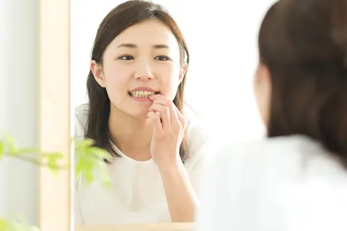 歯並びを気にする女性